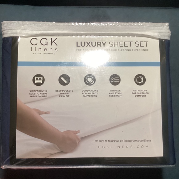 California King Bed Sheet in Navy Blue - Picture 4 of 5